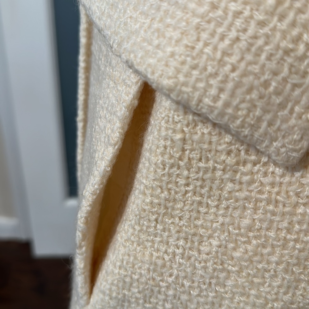 Vintage cream colored overcoat. Double breasted look with white buttons - Picture 3 of 7